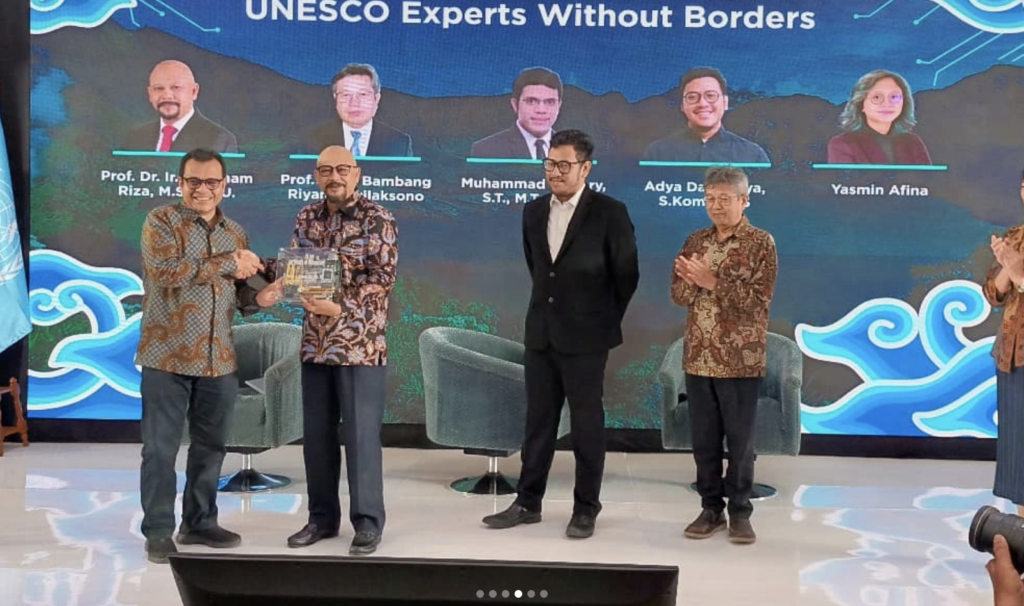 Tim Ahli KORIKA Paparkan Temuan Penting pada  Penyerahan AI Readiness Assessment Report  oleh UNESCO kepada Kominfo